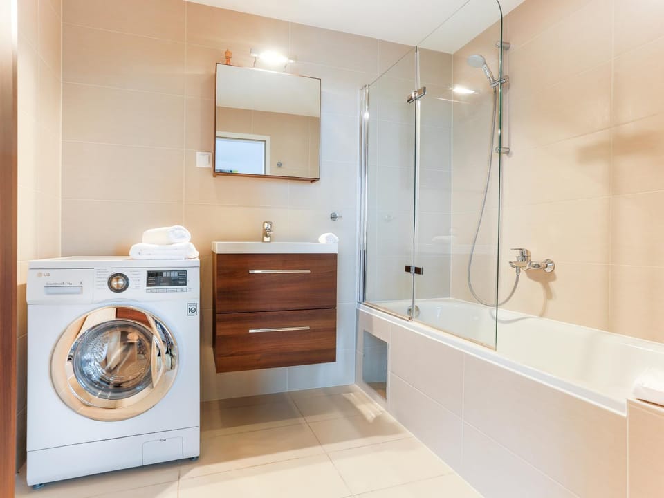 Shower, Bathroom, Bath, towels, washing machine, dryer