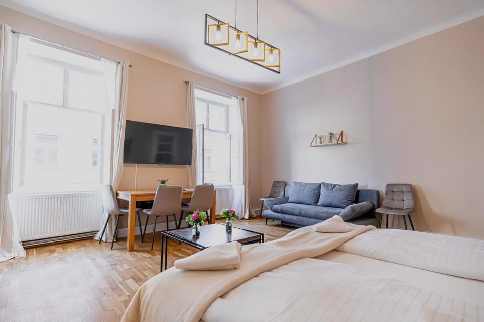 Bed, TV and multimedia, Seating area, Bedroom
