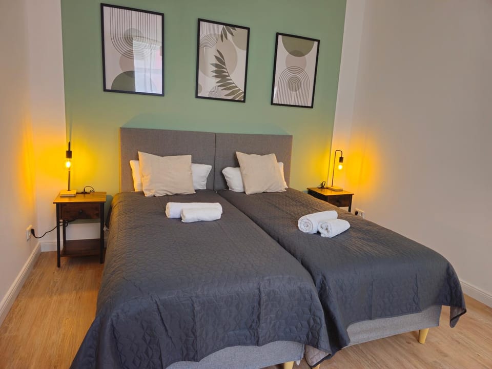 Bed, Bedroom, towels