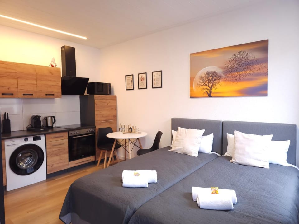 Bed, Coffee/tea facilities, Living room, Seating area, Bedroom, kitchen