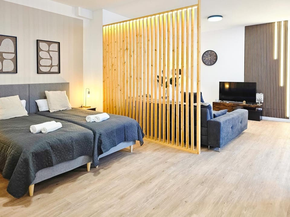 Communal lounge/ TV room, Bed, TV and multimedia, Living room, Photo of the whole room, Seating area, Evening entertainment, Bedroom