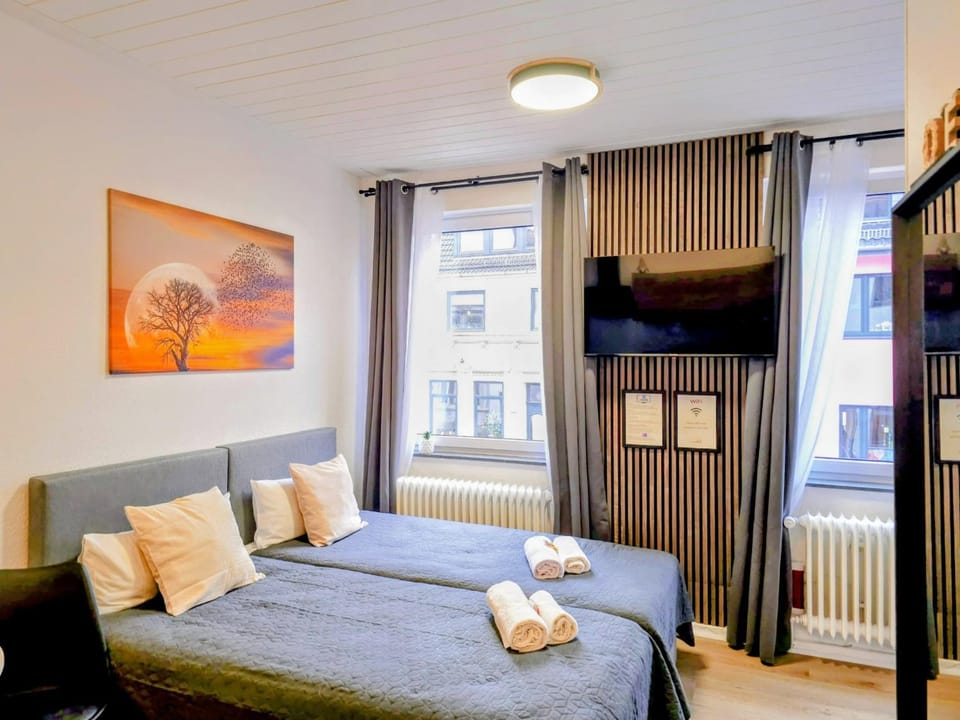 Bed, Photo of the whole room, Bedroom, internet, towels