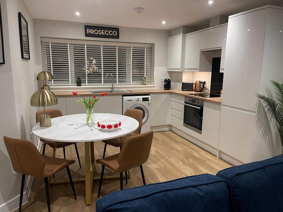 Kitchen or kitchenette, Dining area, oven