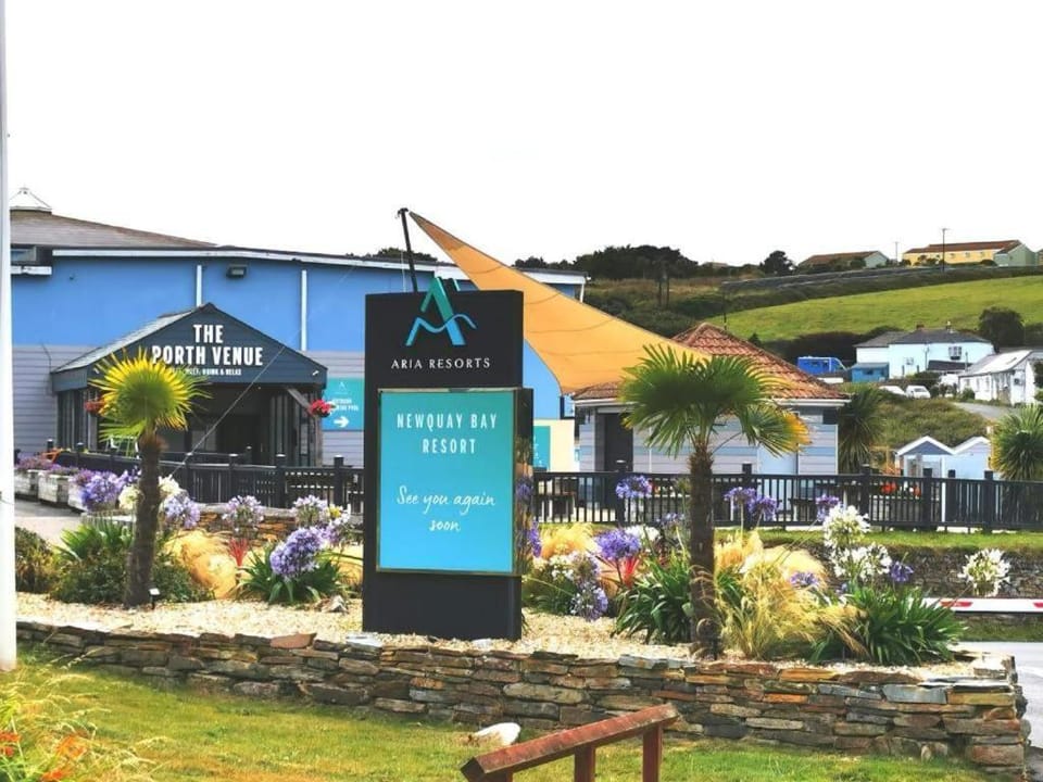 Holiday Home with Hot Tub Cornish Country SeaSide Campground/ 
RV Resort in Newquay