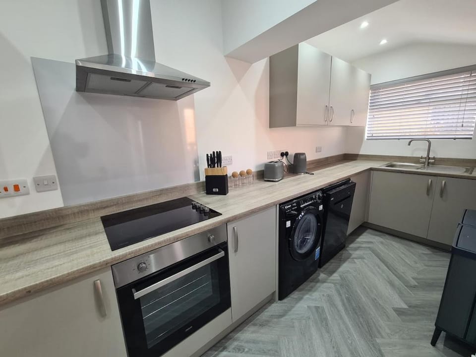 Pearce House-Brand New 3 bed-Sleeps 6-Garden House in Exeter
