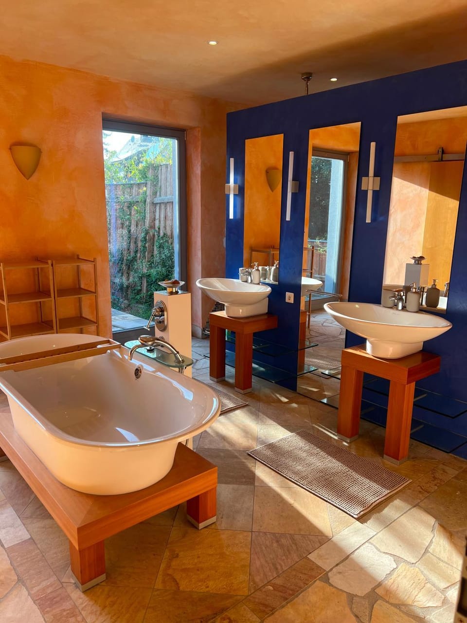 Separate Area mit Schlafzimmer und Badezimmer Bed and Breakfast in Nuremberg