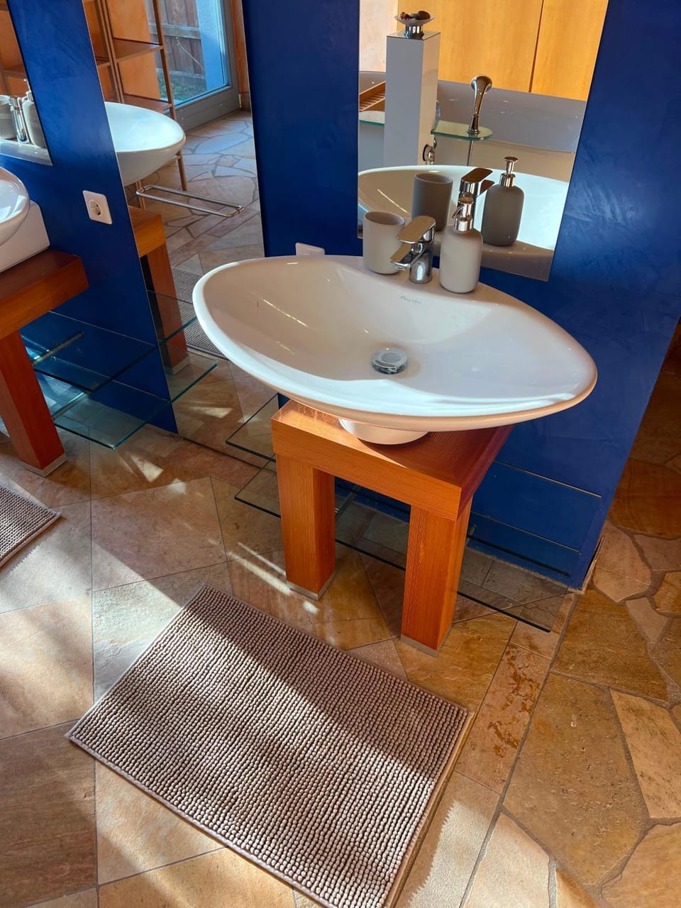 Separate Area mit Schlafzimmer und Badezimmer Bed and Breakfast in Nuremberg