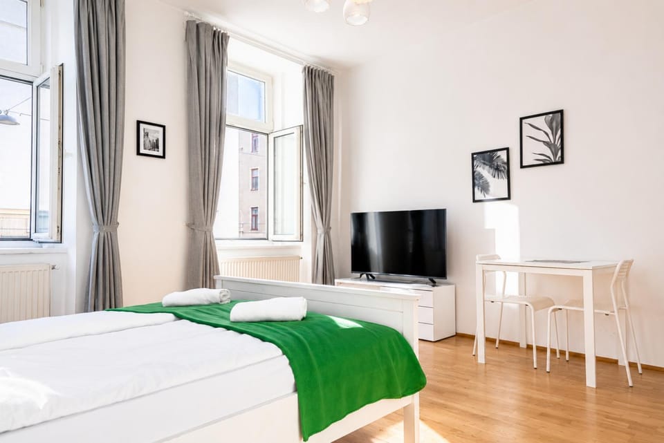 Bed, TV and multimedia, Bedroom
