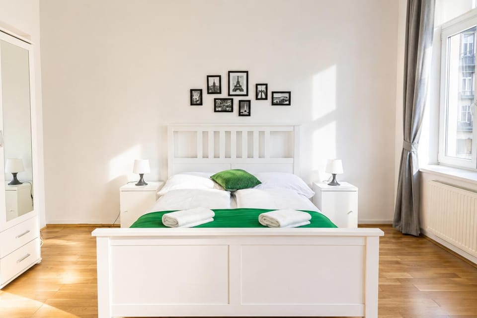 Bed, Bedroom, towels