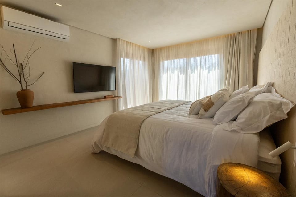 Photo of the whole room, air conditioner
