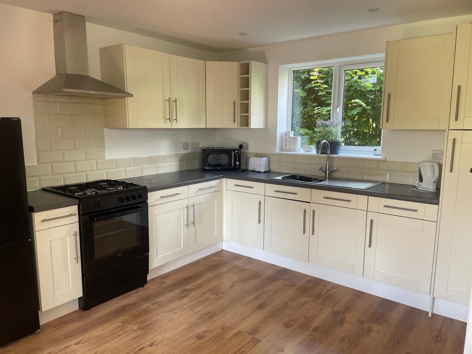 Kitchen or kitchenette, oven, pet friendly, stove