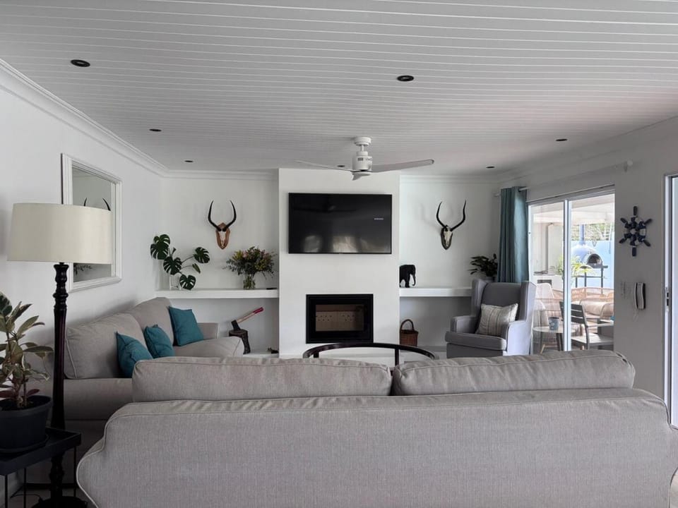 TV and multimedia, Seating area, fireplace
