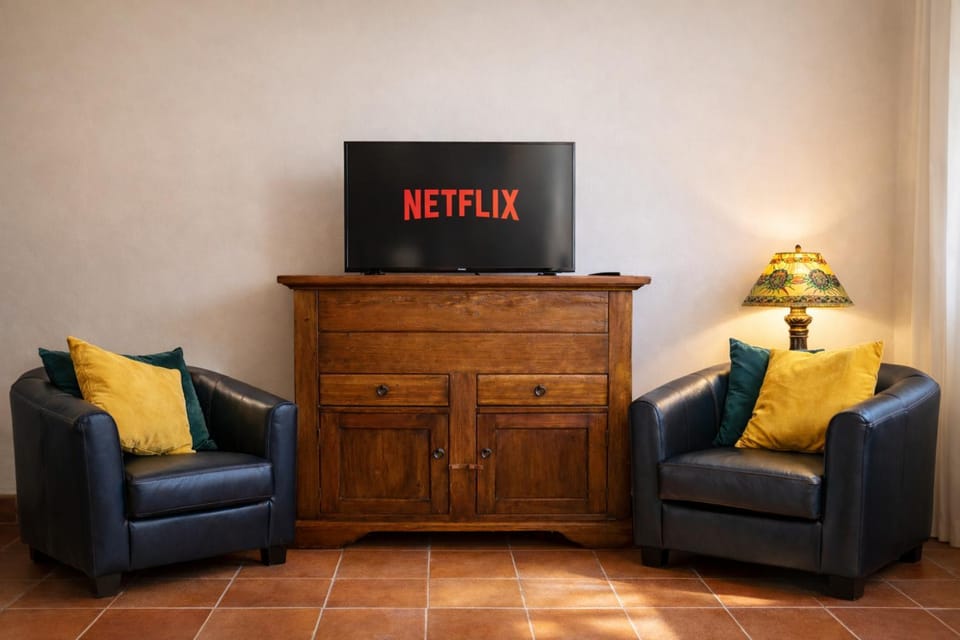 Communal lounge/ TV room, TV and multimedia, Living room, Seating area, Evening entertainment
