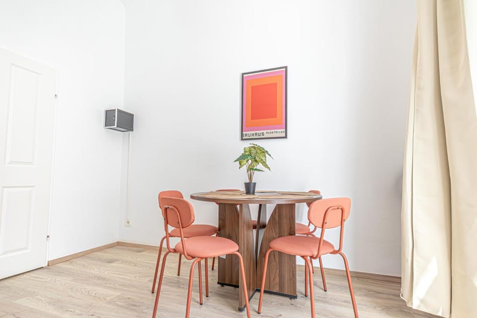 TV and multimedia, Seating area, Dining area