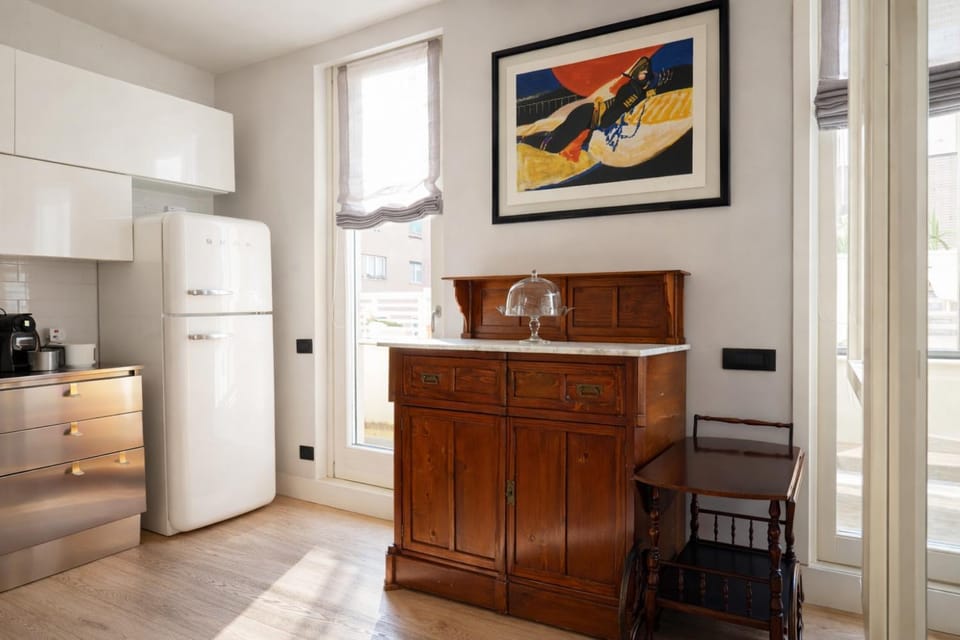 Kitchen or kitchenette, Dining area, minibar, oven