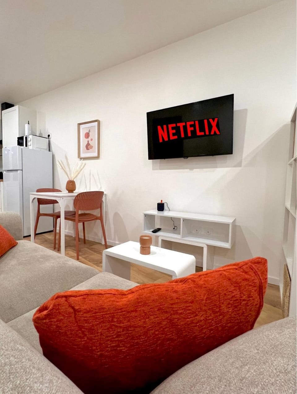 TV and multimedia, Kitchen or kitchenette, Living room, Seating area, Dining area