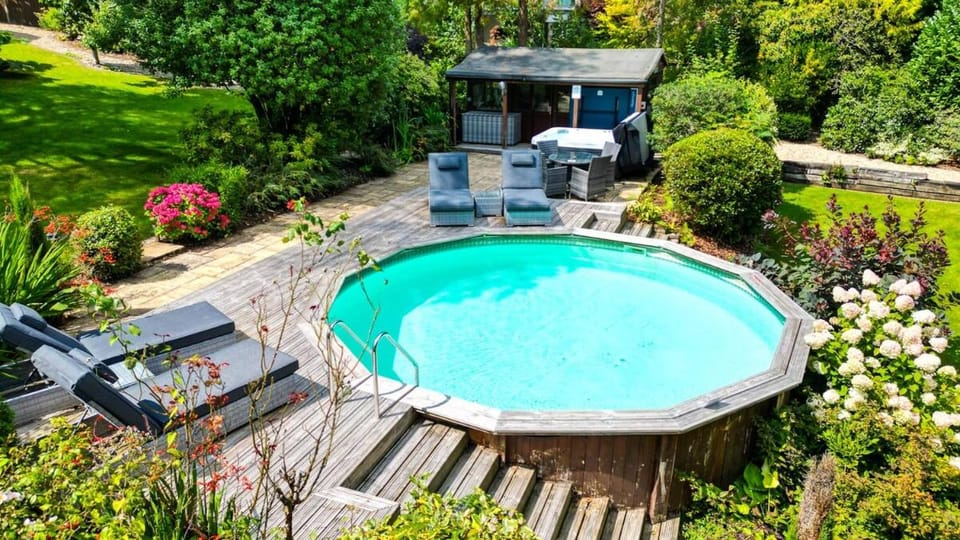 Modern Loft, spectacular grounds, pool & hot tub Apartment in Mid Sussex District