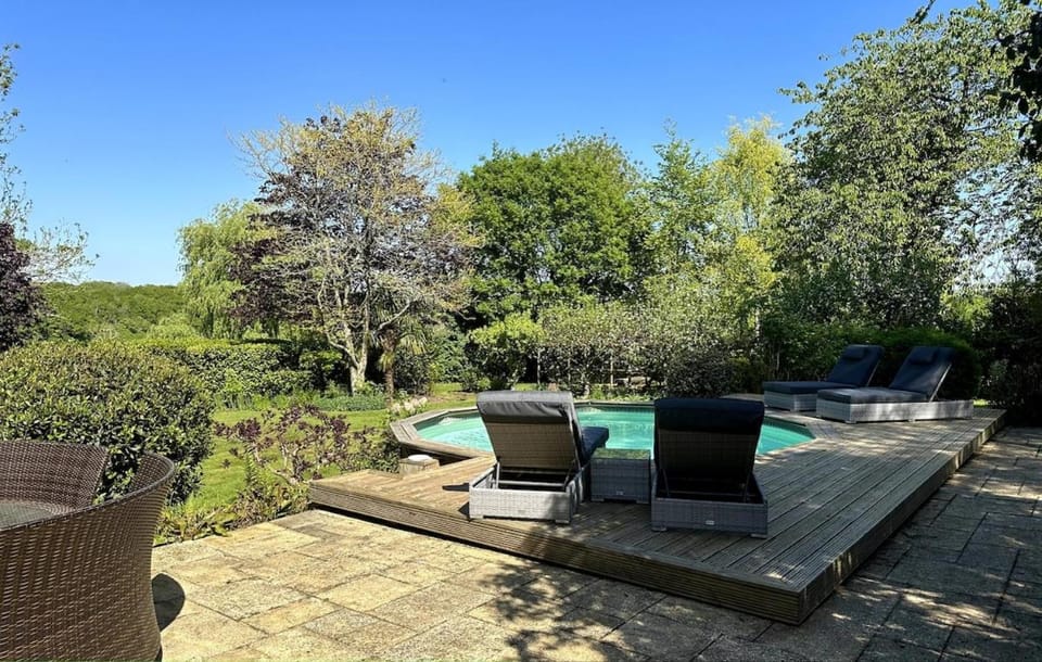 Modern Loft, spectacular grounds, pool & hot tub Apartment in Mid Sussex District