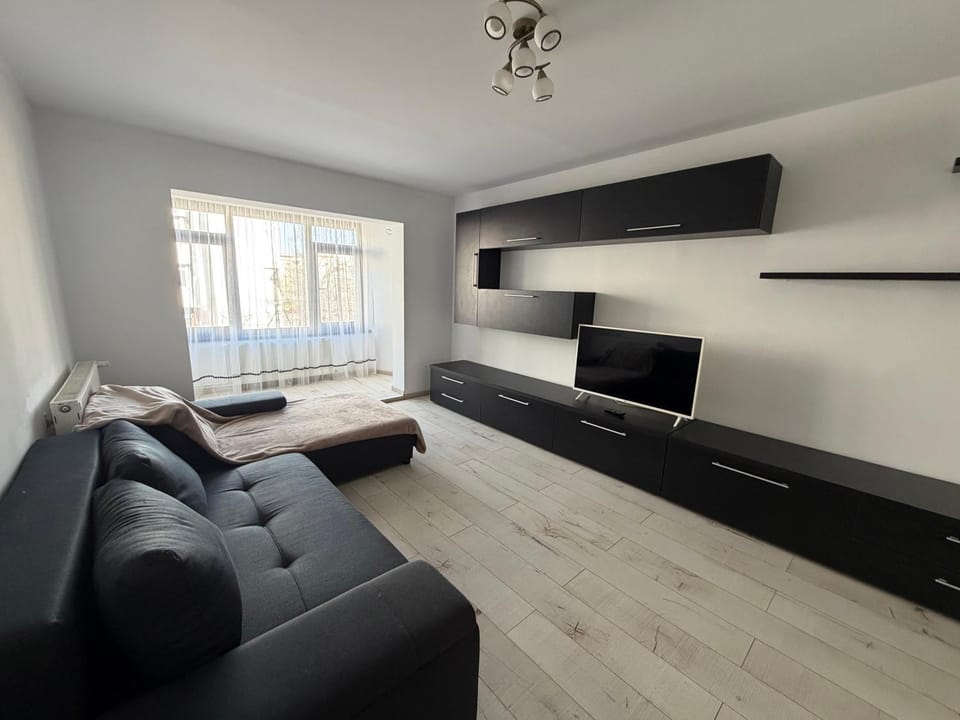 TV and multimedia, Living room, Seating area, Evening entertainment