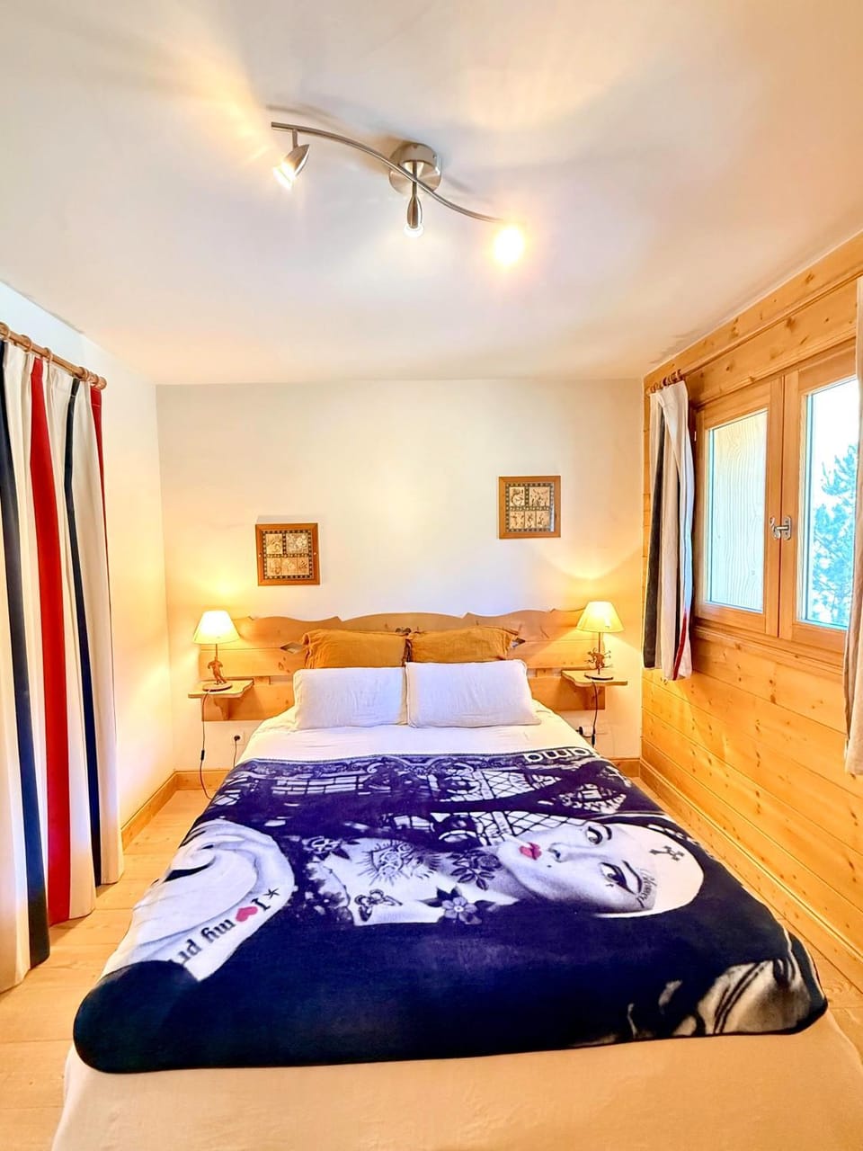 Bed, Photo of the whole room, Bedroom