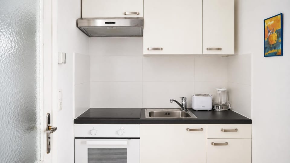 Coffee/tea facilities, Kitchen or kitchenette, stove