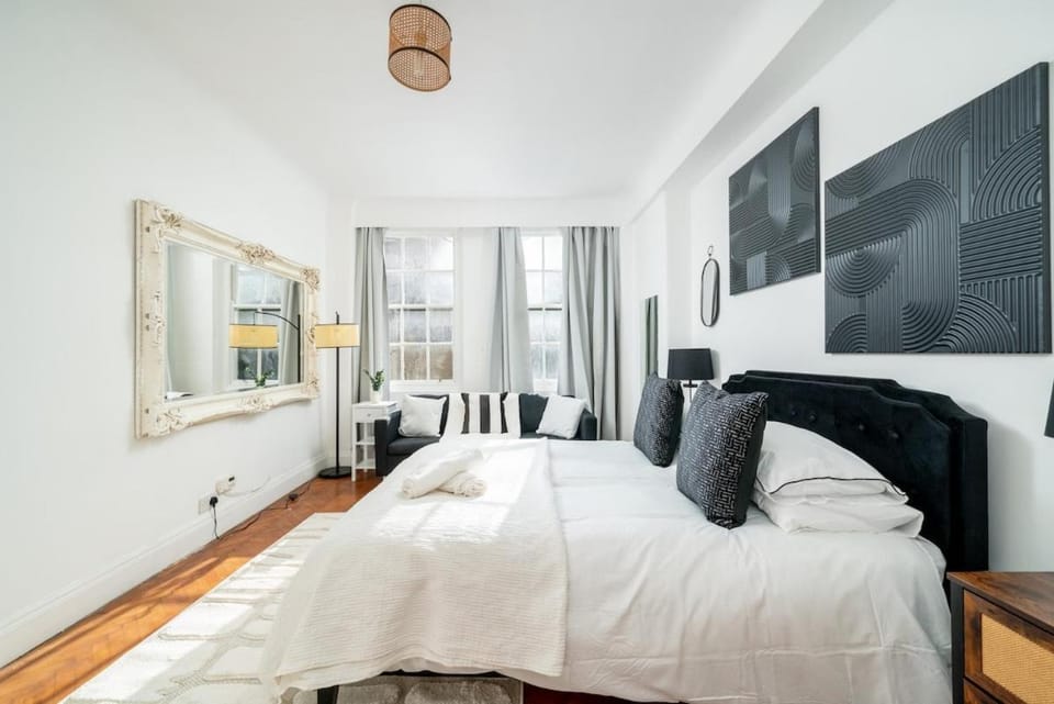 Classic 4 Bed Flat Opposite Hyde Park Apartment in City of Westminster