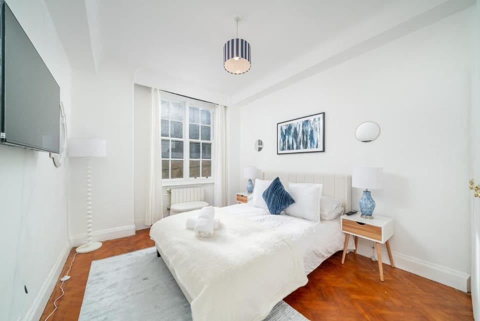 Classic 4 Bed Flat Opposite Hyde Park Apartment in City of Westminster