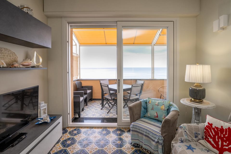 Natural landscape, TV and multimedia, Kitchen or kitchenette, Living room, Seating area, Dining area