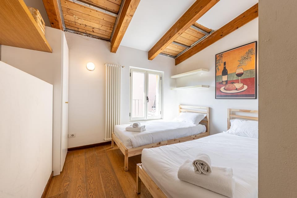 Bedroom, towels