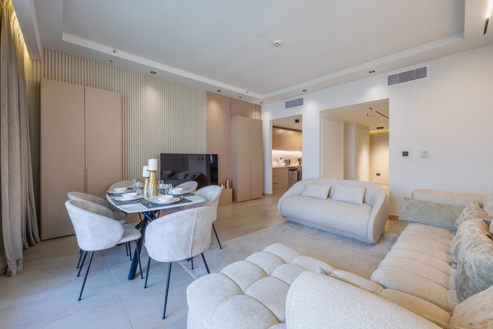 TV and multimedia, Living room, Seating area, Dining area