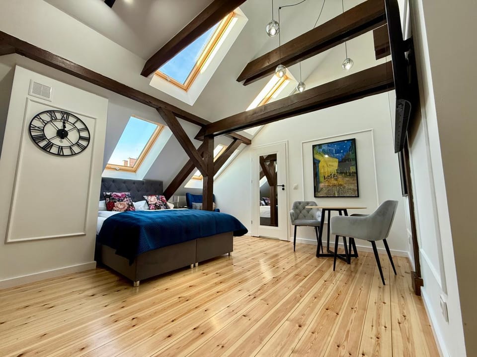 Bed, TV and multimedia, Living room, Photo of the whole room, Seating area, Bedroom