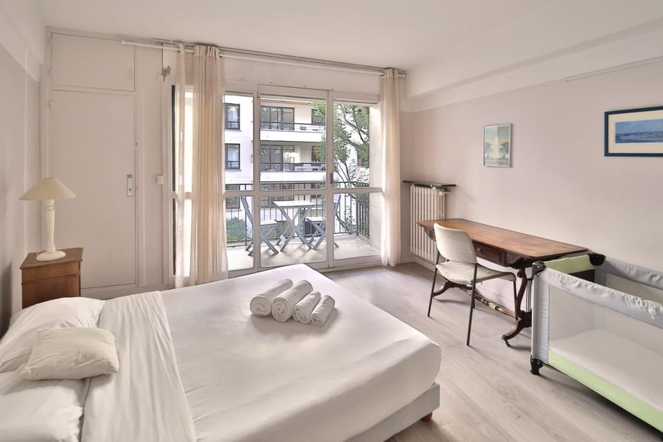 Photo of the whole room, Bedroom
