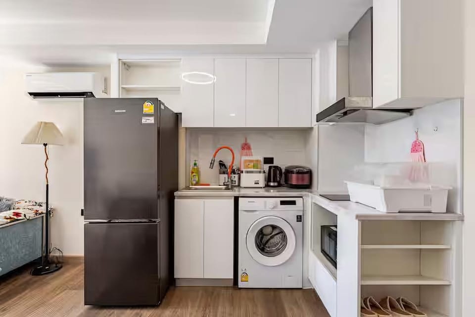 Coffee/tea facilities, Kitchen or kitchenette, stove, toaster, washing machine