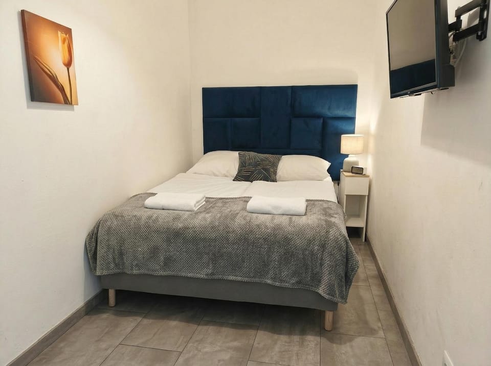 Bed, TV and multimedia, Bedroom