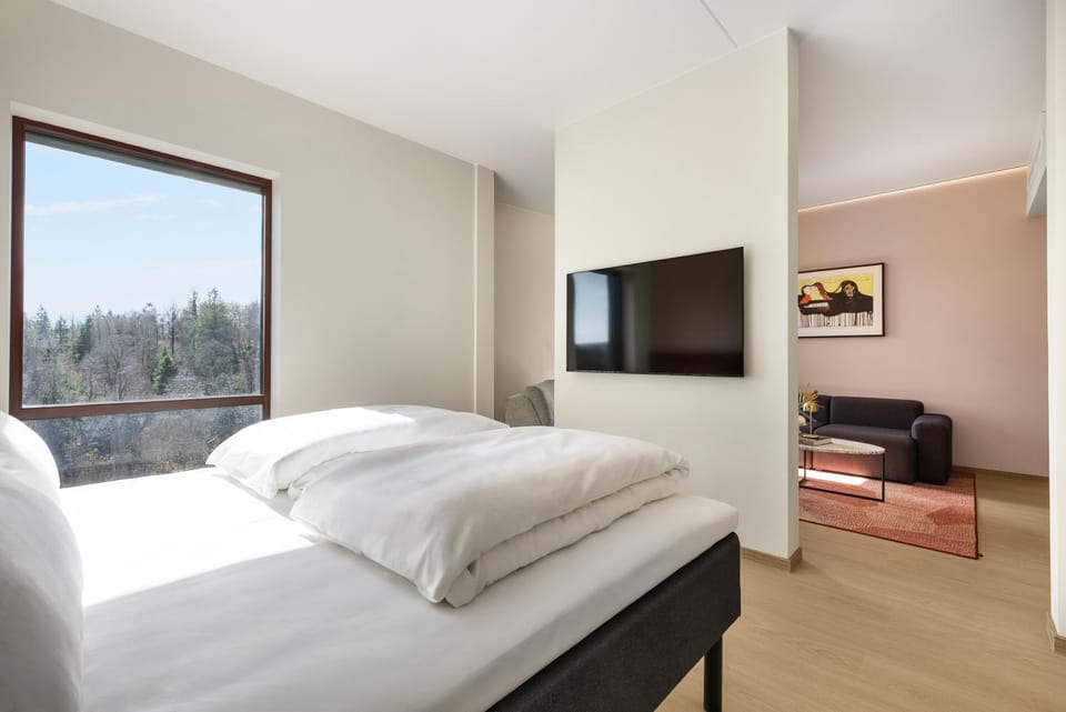 Photo of the whole room, Bedroom