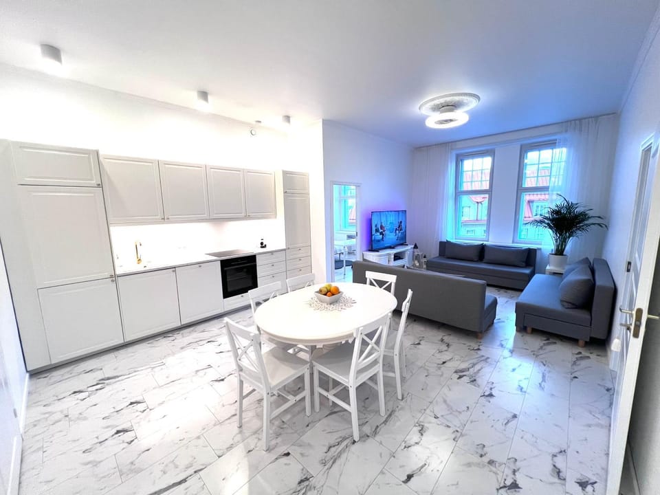 Kitchen or kitchenette, Seating area, Dining area, oven, stove