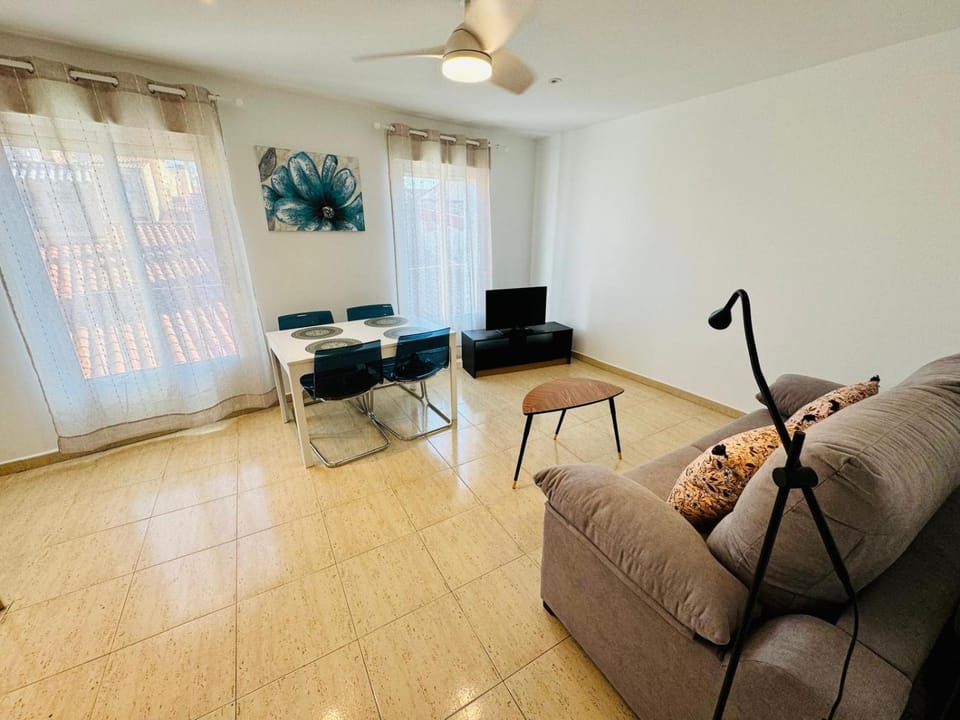 TV and multimedia, Living room, Seating area, Dining area