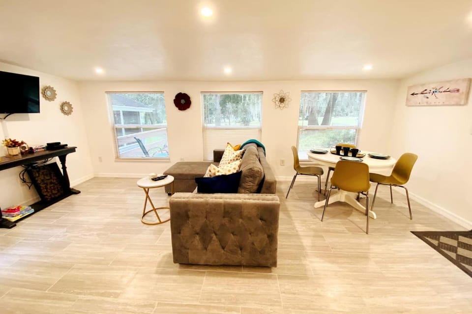 Lilac Loft- Lake, Pool, Pickle Ball, Disney, FUN! House in Clermont