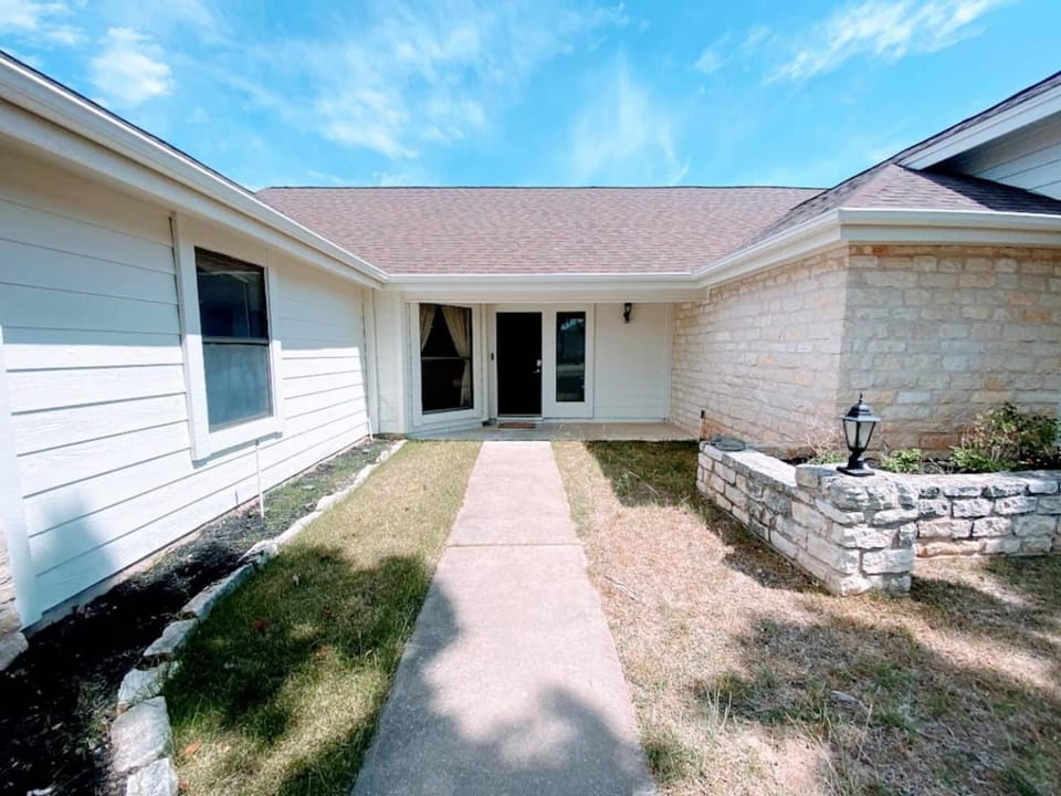 Serenity Retreat, Escape the City, Nature, Lake Country House in Lago Vista