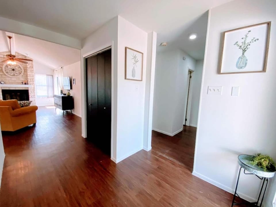 Serenity Retreat, Escape the City, Nature, Lake Country House in Lago Vista