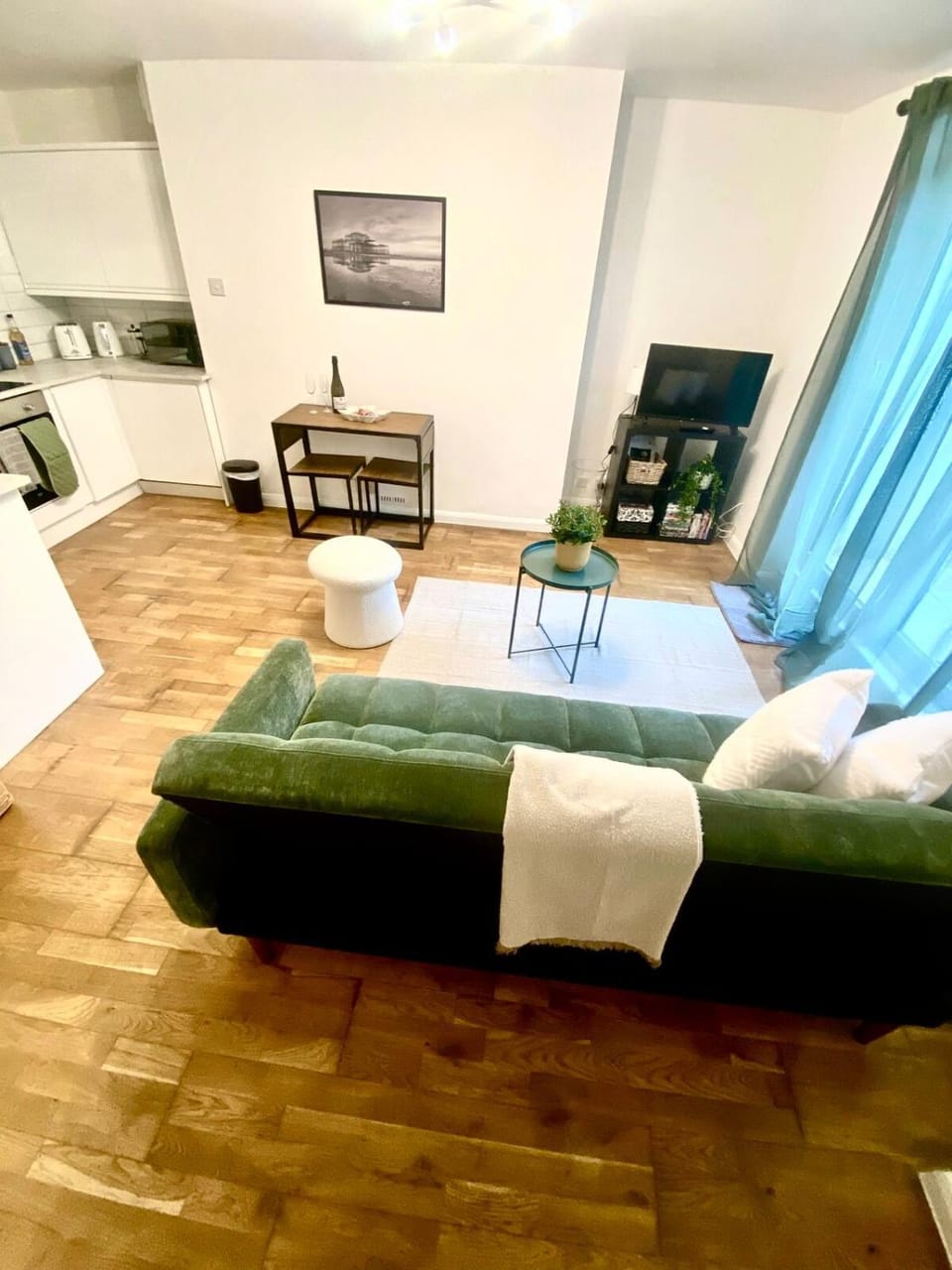Living room, Photo of the whole room