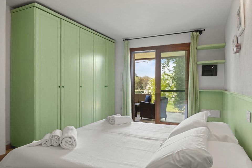 Bed, Photo of the whole room, towels, wardrobe