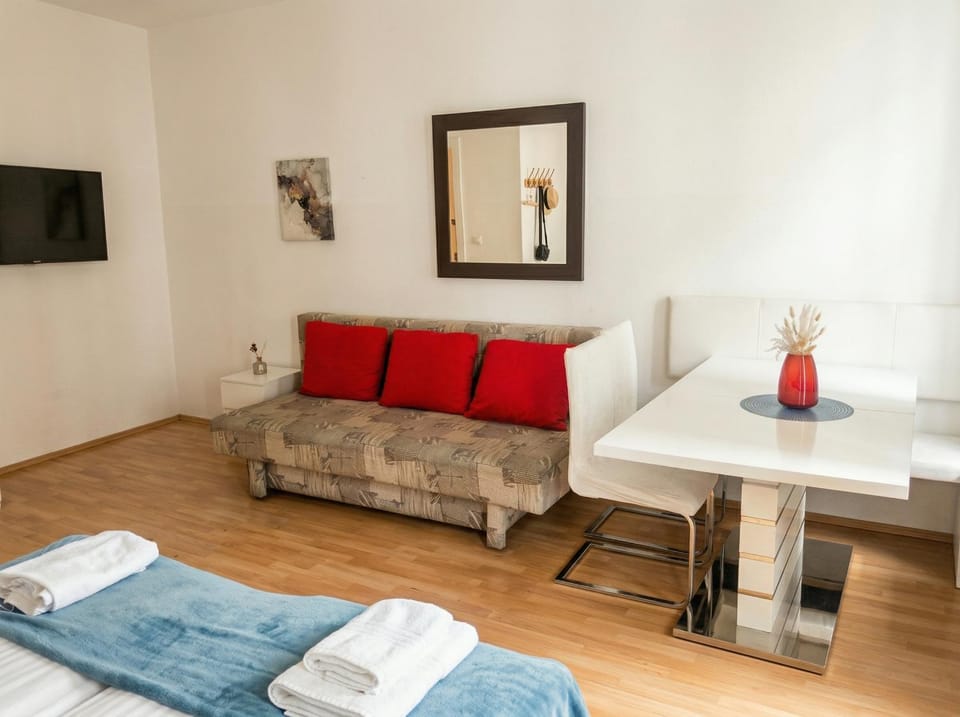Property building, Bed, TV and multimedia, Seating area, Bedroom, towels