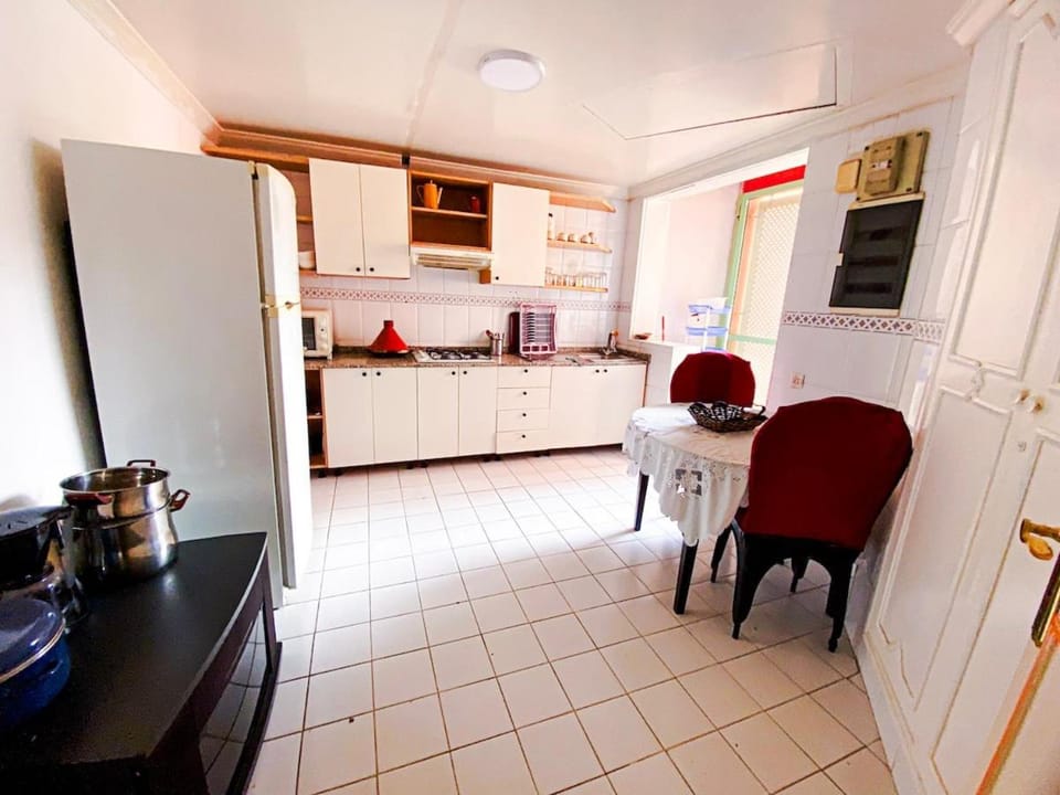 Kitchen or kitchenette, Dining area, oven, stove