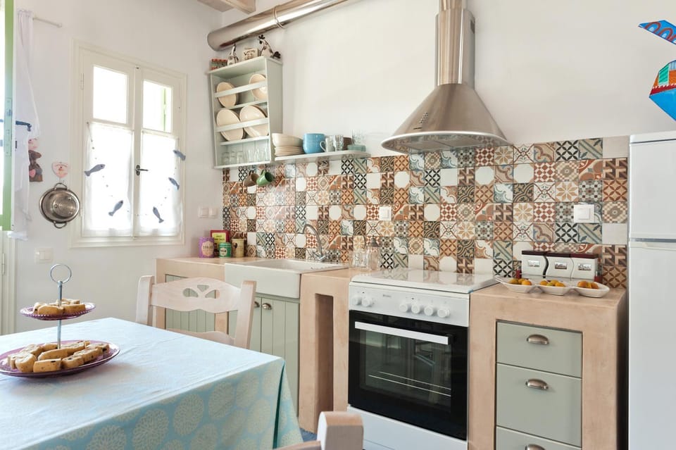 Coffee/tea facilities, Kitchen or kitchenette, Dining area