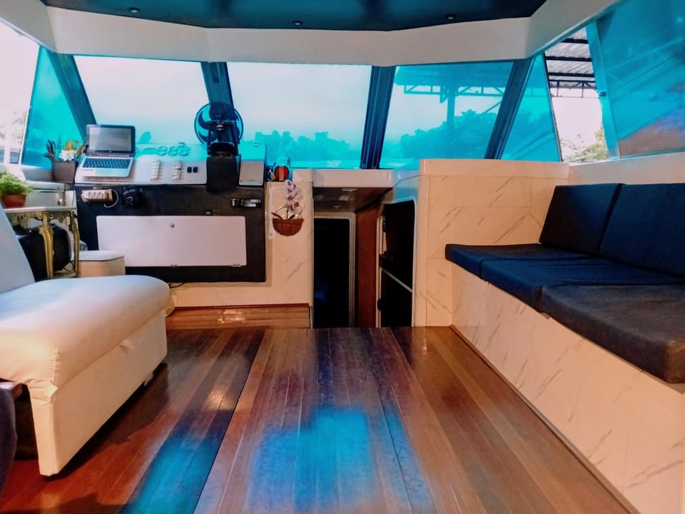 Yacht Luxor Docked boat in Ilhabela