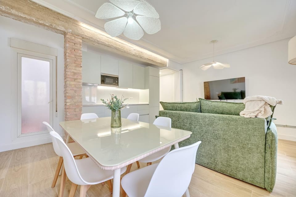 TV and multimedia, Kitchen or kitchenette, Living room, Seating area, Dining area