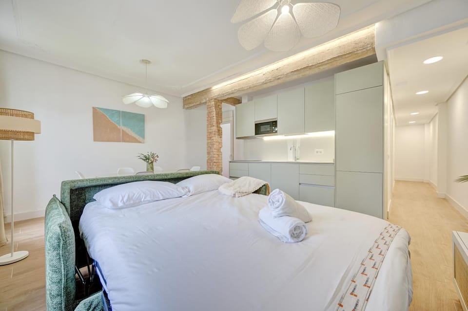 Bed, Kitchen or kitchenette, Photo of the whole room, towels