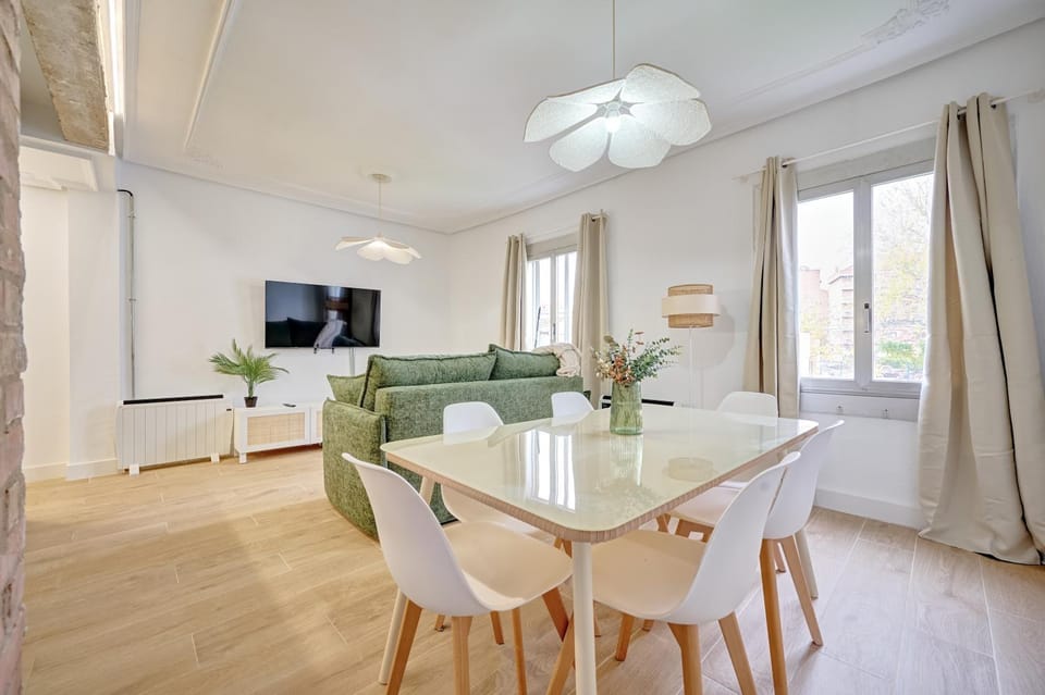 TV and multimedia, Living room, Seating area, Dining area
