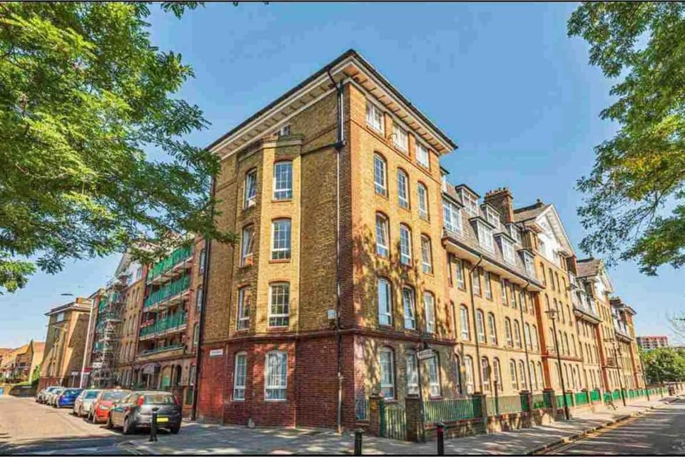 Two Bedroom Riverside Apartment in Rotherhithe Village Apartment in London Borough of Southwark
